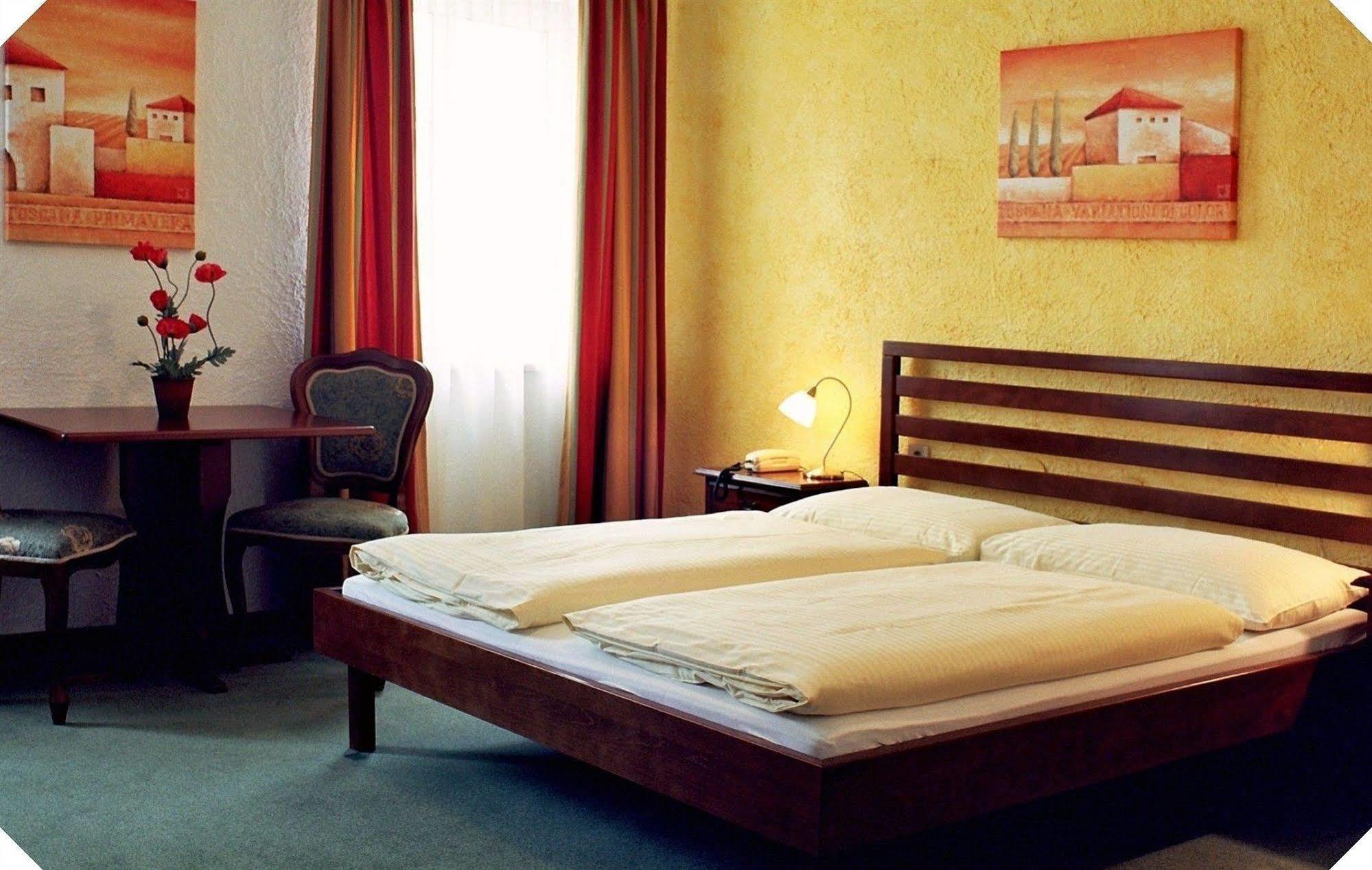 Mama Muh Self-Check-In Hotel Линц Екстериор снимка